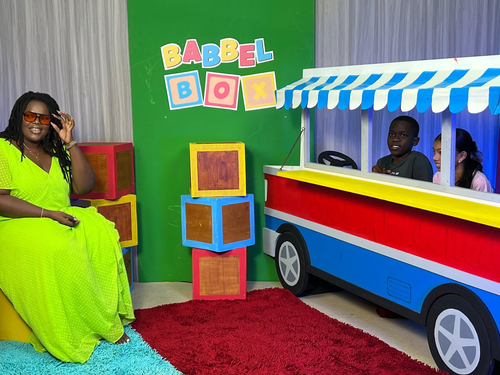 Gwamu met kinderen bij Babbel Box