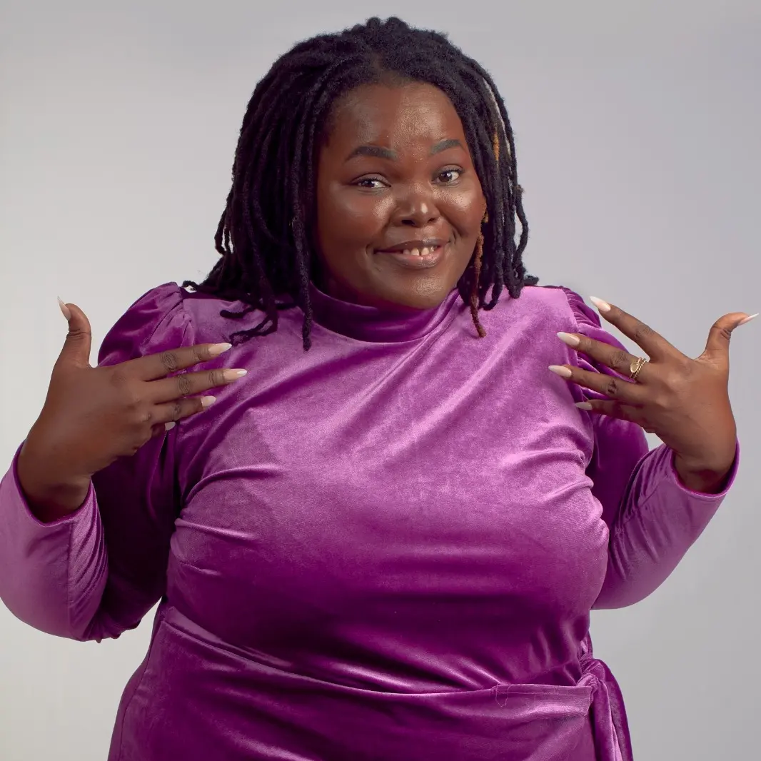 Gwamu Mwakipesile in paarse outfit